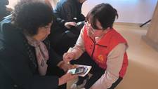 男人抱着小孩低可信度描述已自动生成